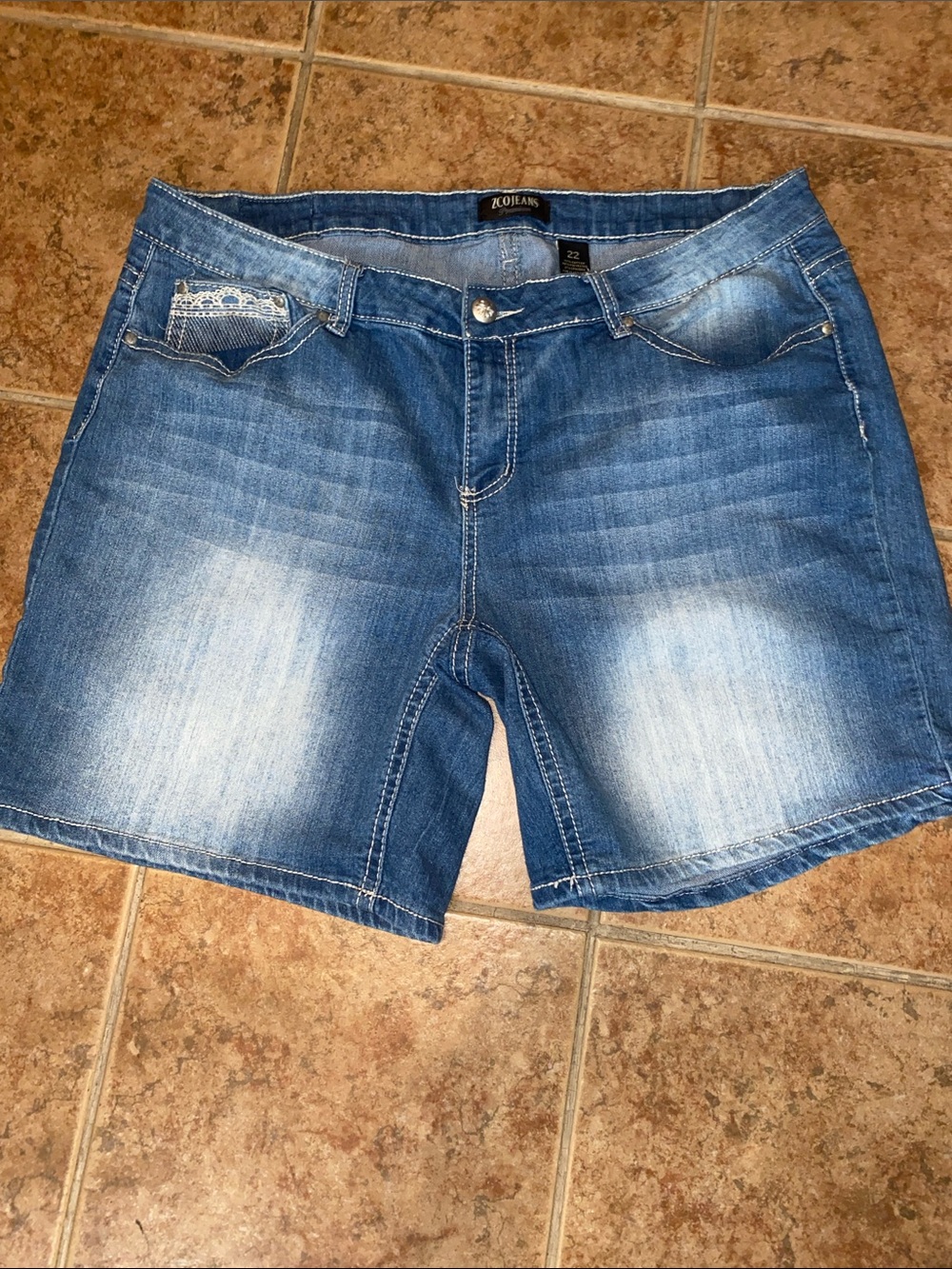 ZCO Jeans Women's Blue Denim Shorts Sz 22 20” W x 8” Inseam